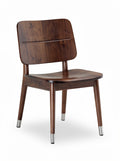 Moderner Holzstuhl mit minimalistischer Designästhetik