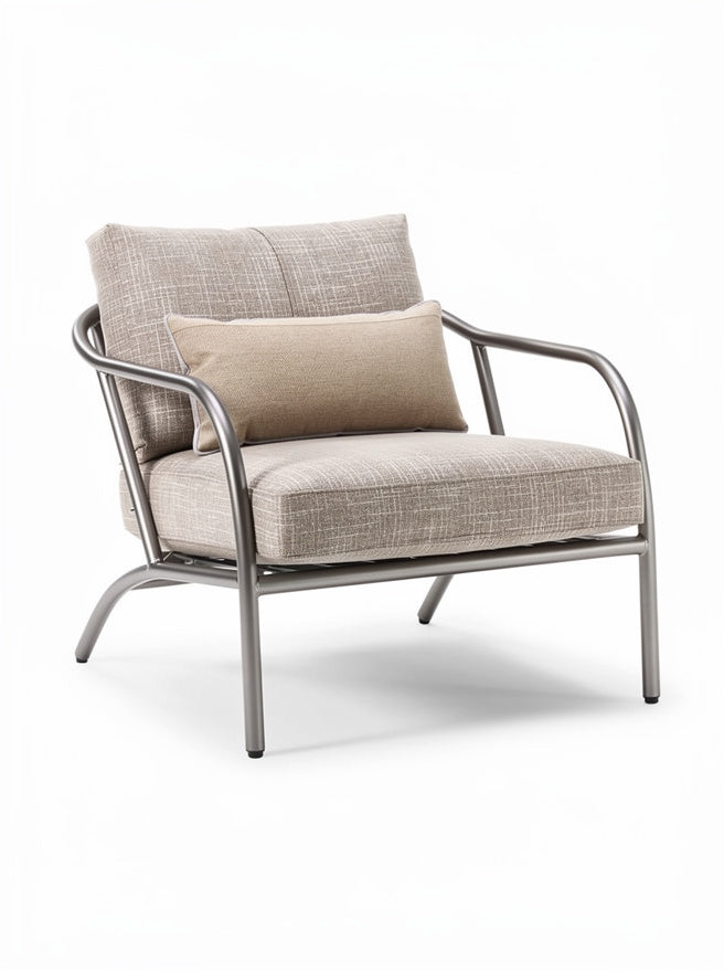 **Moderne Lounge-Stuhl mit Metallgestell und Kissen**