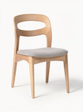 Moderner Holzstuhl mit gepolsterter Sitzfläche und minimalistischer Rückenlehne